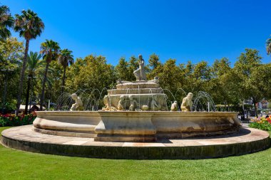 Seville, İspanya - 01 Ağustos 2024: Seville, İspanya 'da Puerta de Jerez Meydanı' ndaki Hispalis Çeşmesi. 