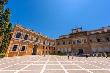 Sevilla, İspanya - 01 Ağustos 2024: Royal Palace 'daki Patio de las Doncellas, Seville, Endülüs, İspanya' daki Real Alcazar (1360 yılında inşa edildi). Sevilla 'nın Alczar' ı, resmi adı Sevilla Kraliyet Alczar 'ı.,