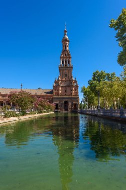 Sevilla, İspanya - 01 Ağustos 2024: Sevilla, Endülüs 'te Plaza de Espana. Espana Plaza de Espana, İspanya 'nın Seville kentinde 1928 yılında inşa edilen bir plazadır..