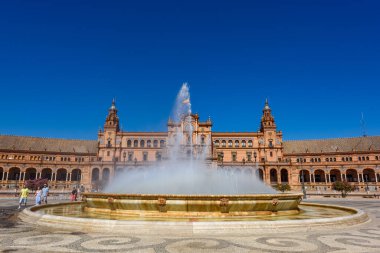 Sevilla, İspanya - 01 Ağustos 2024: Sevilla, Endülüs 'te Plaza de Espana. Espana Plaza de Espana, İspanya 'nın Seville kentinde 1928 yılında inşa edilen bir plazadır..