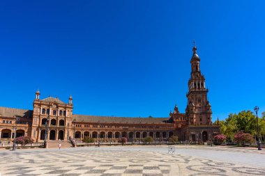 Sevilla, İspanya - 01 Ağustos 2024: Sevilla, Endülüs 'te Plaza de Espana. Espana Plaza de Espana, İspanya 'nın Seville kentinde 1928 yılında inşa edilen bir plazadır..