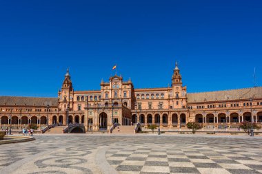 Sevilla, İspanya - 01 Ağustos 2024: Sevilla, Endülüs 'te Plaza de Espana. Espana Plaza de Espana, İspanya 'nın Seville kentinde 1928 yılında inşa edilen bir plazadır..
