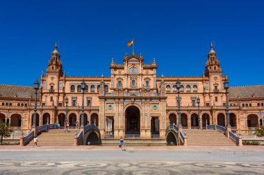Sevilla, İspanya - 01 Ağustos 2024: Sevilla, Endülüs 'te Plaza de Espana. Espana Plaza de Espana, İspanya 'nın Seville kentinde 1928 yılında inşa edilen bir plazadır..