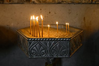 Kilisede mumlar yanıyor.