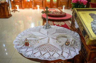 Sirig, Sırbistan - 31 Mayıs 2025: St. Ortodoks Kilisesi İçişleri Sırbistan 'ın Sirig kentinde Ostrog fesleğeni. Vaftiz için iki taç ve bir haç.