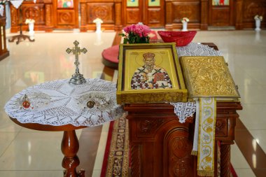 Sirig, Sırbistan - 31 Mayıs 2025: St. Ortodoks Kilisesi İçişleri Sırbistan 'ın Sirig kentinde Ostrog fesleğeni. Vaftiz için iki taç ve bir haç.