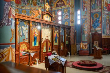 Sirig, Sırbistan - 31 Mayıs 2025: St. Ortodoks Kilisesi İçişleri Sırbistan 'ın Sirig kentinde Ostrog fesleğeni. Sırp Ortodoks Kilisesi 'nde güzel kilise simgeleri