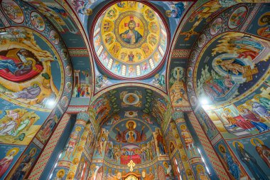 Sirig, Sırbistan - 31 Mayıs 2025: St. Ortodoks Kilisesi İçişleri Sırbistan 'ın Sirig kentinde Ostrog fesleğeni. Sırp Ortodoks Kilisesi 'nde güzel kilise simgeleri