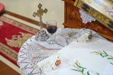 Sirig, Sırbistan - 31 Mayıs 2025: St. Ortodoks Kilisesi İçişleri Sırbistan 'ın Sirig kentinde Ostrog fesleğeni. İki taç, bir kadeh şarap ve vaftiz için bir haç.