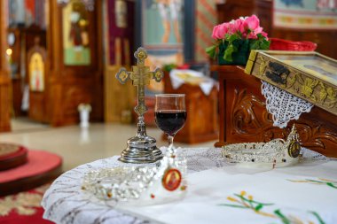 Sirig, Sırbistan - 31 Mayıs 2025: St. Ortodoks Kilisesi İçişleri Sırbistan 'ın Sirig kentinde Ostrog fesleğeni. İki taç, bir kadeh şarap ve vaftiz için bir haç.