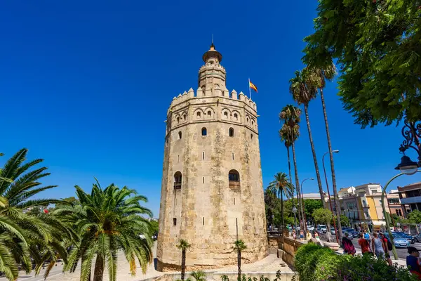 Seville, İspanya - 01 Ağustos 2024: Sevilla 'daki Torre del Oro Altın Kulesi 