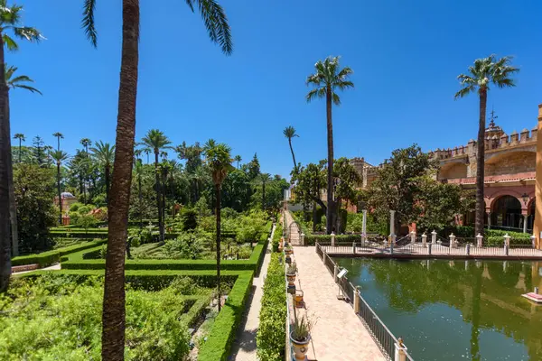 Sevilla, İspanya - 01 Ağustos 2024: Royal Palace 'daki Patio de las Doncellas, Seville, Endülüs, İspanya' daki Real Alcazar (1360 yılında inşa edildi). Sevilla 'nın Alczar' ı, resmi adı Sevilla Kraliyet Alczar 'ı.,