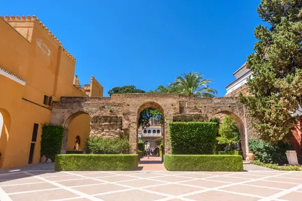 Sevilla, İspanya - 01 Ağustos 2024: Royal Palace 'daki Patio de las Doncellas, Seville, Endülüs, İspanya' daki Real Alcazar (1360 yılında inşa edildi). Sevilla 'nın Alczar' ı, resmi adı Sevilla Kraliyet Alczar 'ı.,