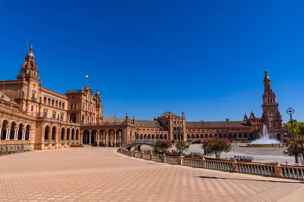 Sevilla, İspanya - 01 Ağustos 2024: Sevilla, Endülüs 'te Plaza de Espana. Espana Plaza de Espana, İspanya 'nın Seville kentinde 1928 yılında inşa edilen bir plazadır..