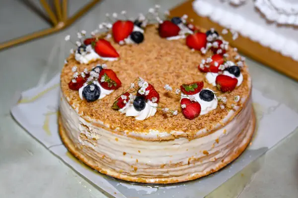 Çilekli ve kremalı yaban mersinli doğum günü pastası