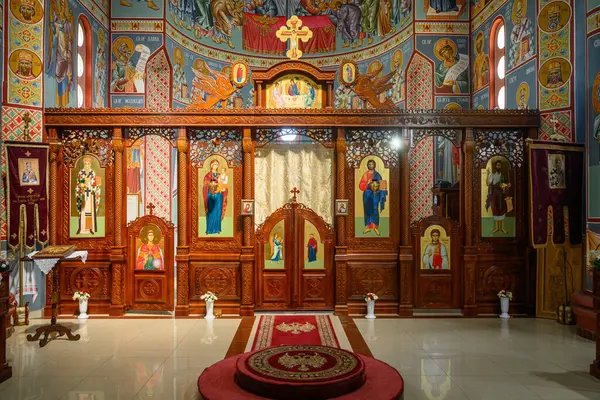 Sirig, Sırbistan - 31 Mayıs 2025: St. Ortodoks Kilisesi İçişleri Sırbistan 'ın Sirig kentinde Ostrog fesleğeni. Sırp Ortodoks Kilisesi 'nde güzel kilise simgeleri