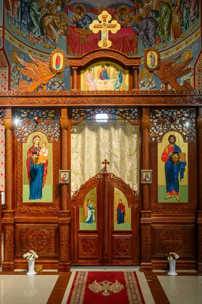 Sirig, Sırbistan - 31 Mayıs 2025: St. Ortodoks Kilisesi İçişleri Sırbistan 'ın Sirig kentinde Ostrog fesleğeni. Sırp Ortodoks Kilisesi 'nde güzel kilise simgeleri