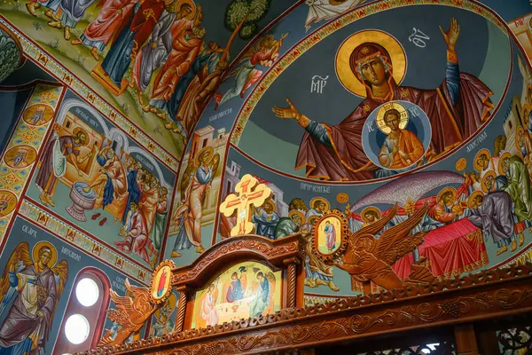 Sirig, Sırbistan - 31 Mayıs 2025: St. Ortodoks Kilisesi İçişleri Sırbistan 'ın Sirig kentinde Ostrog fesleğeni. Sırp Ortodoks Kilisesi 'nde güzel kilise simgeleri
