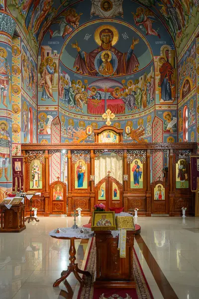 Sirig, Sırbistan - 31 Mayıs 2025: St. Ortodoks Kilisesi İçişleri Sırbistan 'ın Sirig kentinde Ostrog fesleğeni. Sırp Ortodoks Kilisesi 'nde güzel kilise simgeleri