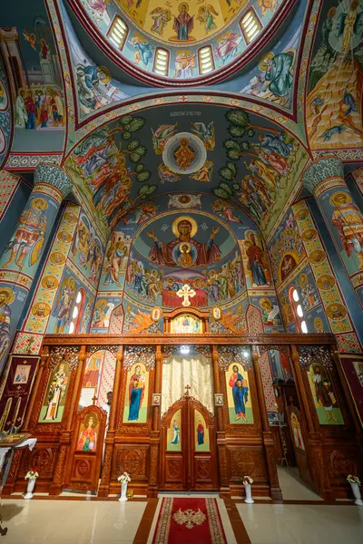 Sirig, Sırbistan - 31 Mayıs 2025: St. Ortodoks Kilisesi İçişleri Sırbistan 'ın Sirig kentinde Ostrog fesleğeni. Sırp Ortodoks Kilisesi 'nde güzel kilise simgeleri