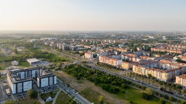 Novi Sad, Sırbistan - 11 Haziran 2025: Novi Sad, Sırbistan 'daki Detelinara yerleşiminin havadan görüşü