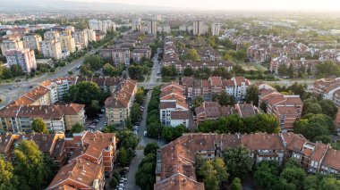 Novi Sad, Sırbistan - 11 Haziran 2025: Novi Sad, Sırbistan 'daki Detelinara yerleşiminin havadan görüşü