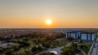 Novi Sad, Sırbistan - 11 Haziran 2025: Sırbistan 'ın Novi Sad kentindeki Bistrica yerleşiminin havadan görüşü.