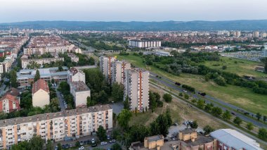 Novi Sad, Sırbistan - 11 Haziran 2025: Novi Sad, Sırbistan 'daki Detelinara yerleşiminin havadan görüşü