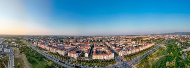 Novi Sad, Sırbistan - 11 Haziran 2025: Novi Sad, Sırbistan 'daki Detelinara yerleşiminin havadan görüşü