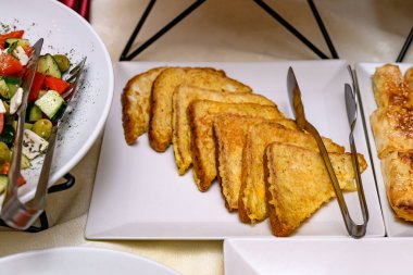 Fransız tostu - Przenice - yumurta ve süte batırılmış ekmek dilimleri