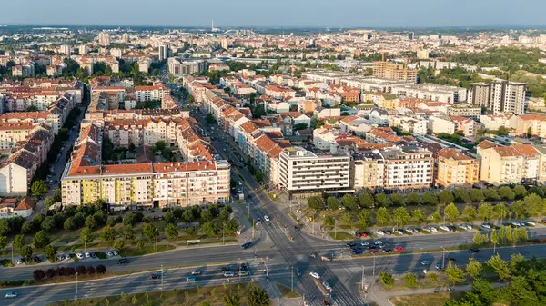 Novi Sad, Sırbistan - 11 Haziran 2025: Novi Sad, Sırbistan 'daki Detelinara yerleşiminin havadan görüşü
