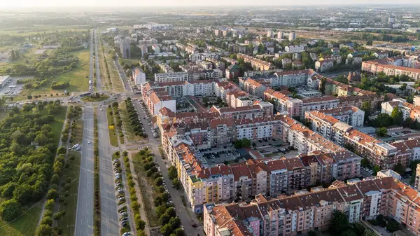 Novi Sad, Sırbistan - 11 Haziran 2025: Novi Sad, Sırbistan 'daki Detelinara yerleşiminin havadan görüşü