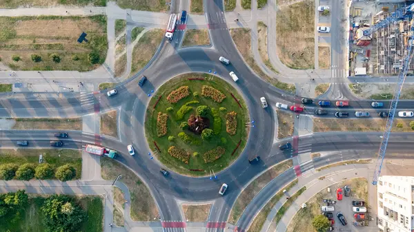 Novi Sad, Sırbistan - 11 Haziran 2025: Sırbistan 'ın Novi Sad kentindeki Europa Bulvarı' nda döner kavşak. Dolambaçlı bir trafik döngüsünde trafiği takip etmek.