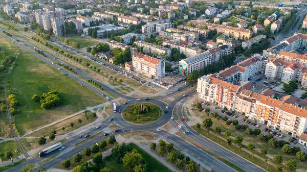 Novi Sad, Sırbistan - 11 Haziran 2025: Sırbistan 'ın Novi Sad kentindeki Europa Bulvarı' nda döner kavşak. Dolambaçlı bir trafik döngüsünde trafiği takip etmek.