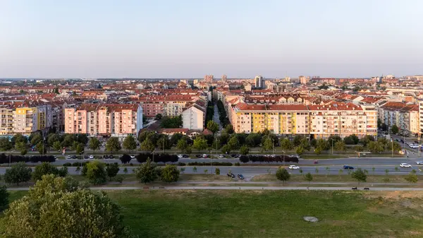 Novi Sad, Sırbistan - 11 Haziran 2025: Novi Sad, Sırbistan 'daki Detelinara yerleşiminin havadan görüşü