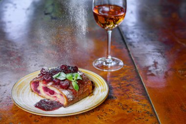 Ev yapımı vişneli turta ve bir bardak beyaz şarap.