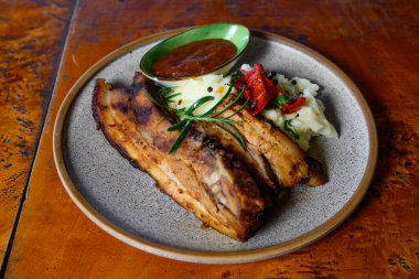 Patates püresi ve soslu domuz kaburgası.