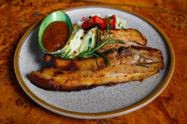 Patates püresi ve soslu domuz kaburgası.