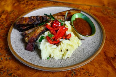 Patates püresi ve soslu domuz kaburgası.