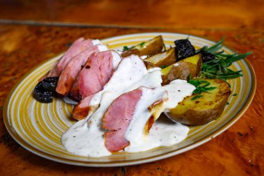 Patates ve soslu domuz filetosu.