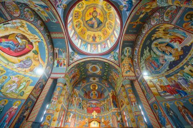 Sirig, Sırbistan - 31 Mayıs 2025: St. Ortodoks Kilisesi İçişleri Sırbistan 'ın Sirig kentinde Ostrog fesleğeni. Sırp Ortodoks Kilisesi 'nde güzel kilise simgeleri