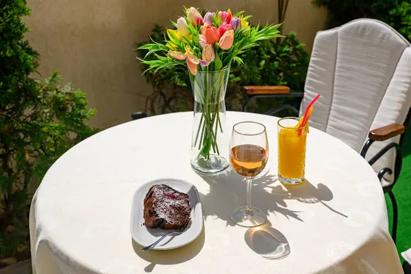 Meyveli vişneli çikolatalı kek.