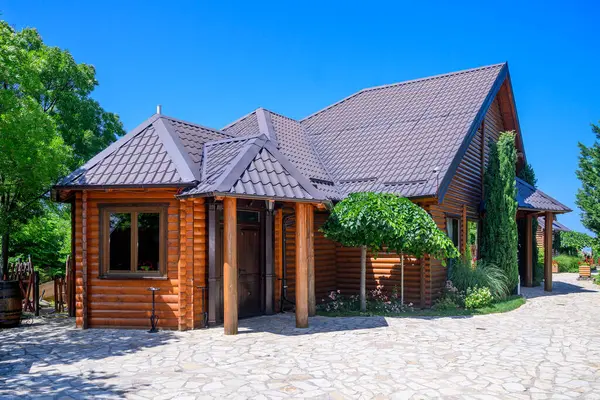 Novi Sad, Sırbistan - 08 Haziran 2025: Sırbistan 'da Novi Sad yakınlarındaki Fruska Gora' da 