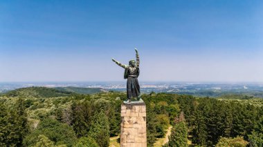 Fruska Gora, Sırbistan - 13 Haziran 2025: Sloboda (Özgürlük) Ulusal Park Fruska Gora 'daki heykelin adıdır. 2. Dünya Savaşı 'nda Voyvodina' da ölen askerlerin onuruna yetiştirildi..