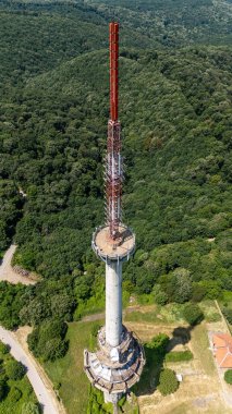 Fruska Gora, Sırbistan - 13 Haziran 2025: Fruska Gora, Sırbistan 'daki kırık televizyon Irisvenac kulesi. Televizyon kulesi, Sırbistan 'ın bombalanması sırasında NATO ittifakı tarafından yıkıldı.