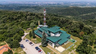 Fruska gora, Sırbistan - 13 Haziran 2025: Fruska Gora 'da Hotel Norcev Novi Sad yakınlarındaki hasarlı televizyon kulesinin yanında