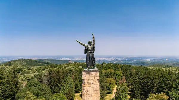 Fruska Gora, Sırbistan - 13 Haziran 2025: Sloboda (Özgürlük) Ulusal Park Fruska Gora 'daki heykelin adıdır. 2. Dünya Savaşı 'nda Voyvodina' da ölen askerlerin onuruna yetiştirildi..