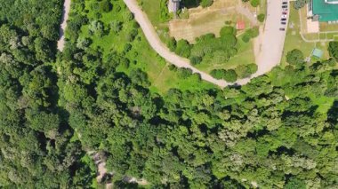 Sırbistan 'da Fruska Gora' daki kırık Irisvenac kulesi. Televizyon kulesi, Sırbistan 'ın bombalanması sırasında NATO ittifakı tarafından yıkıldı.