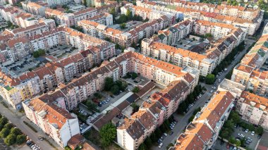 Novi Sad, Sırbistan - 11 Haziran 2025: Novi Sad, Sırbistan 'daki Detelinara yerleşiminin havadan görüşü