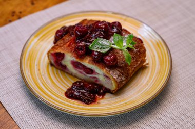 Ev yapımı vişneli turta